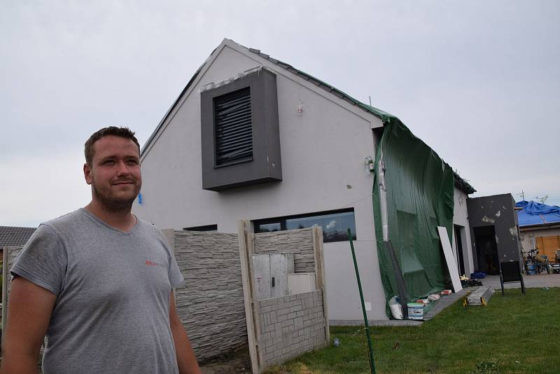 Ondřej Slanina u svého rodinného domku v Hruškách, kterému se řádění tornáda nevyhnulo.