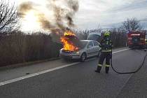 Požár osobního auta u Slavkova u Brna.