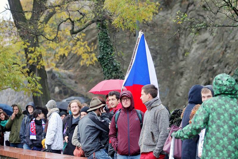 Demonstrace Listopadem to nekončí se účastnilo několik stovek lidí.