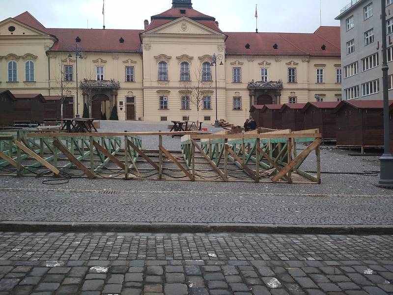 Dělníci na brněnských náměstích odstraňují stánky a poslední zbytky vánočních trhů.