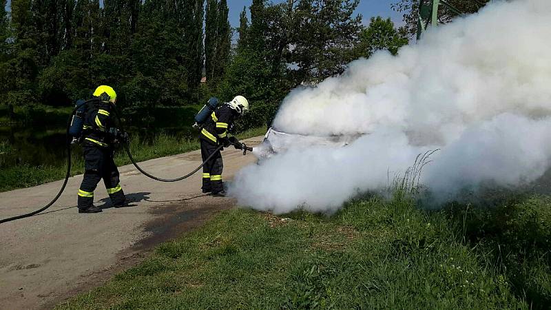 Jihomoravští hasiči zasahovali v neděli před polednem při požáru osobního auta v Oslavanech na Brněnsku.