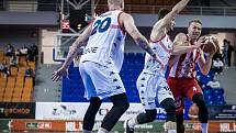 Hráči brněnského Basketu (v bílých dresech) porazili v prvním čtvrtfinálovém zápase Pardubice 89:84.