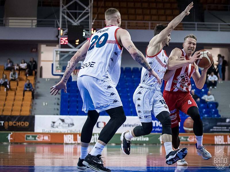Hráči brněnského Basketu (v bílých dresech) porazili v prvním čtvrtfinálovém zápase Pardubice 89:84.