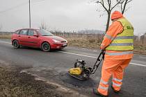 Jihomoravským silničářům nynější zima dává zabrat. Náklady na údržbu jsou zatím o zhruba dvacet milionů vyšší než loni. Na začátku března cestáři provizorně lepili výtluky třeba mezi Pohořelicemi a Žabčicemi na Brněnsku.