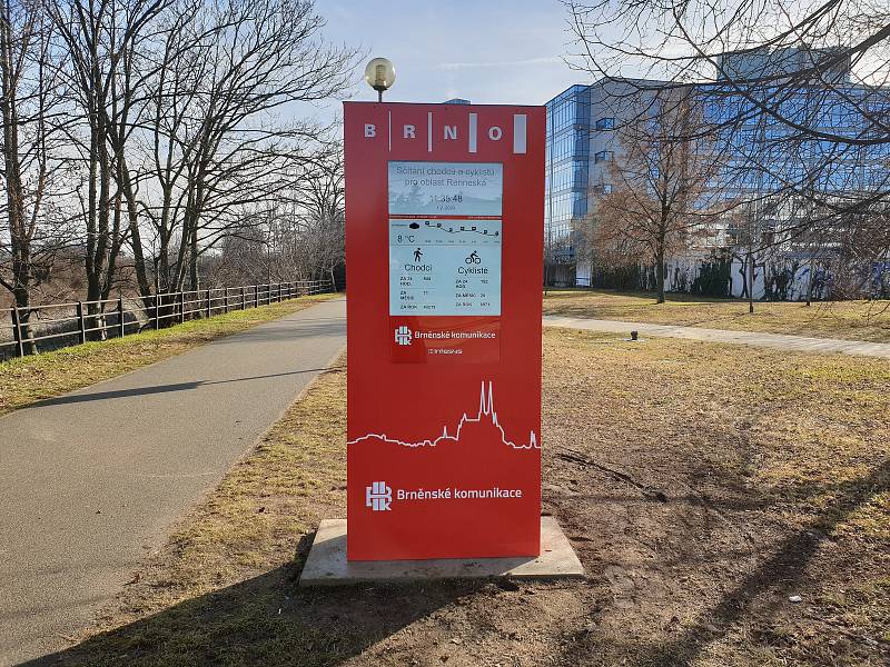 Totem ukazující počty pěších a cyklistů na cyklostezce podél řeky Svratky u Novosadského mostu v Brně.