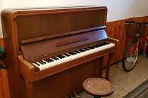Na kuřimském vlakovém nádraží lidé nově najdou klavír Petrof z roku 1948, na který si budou moct zahrát.