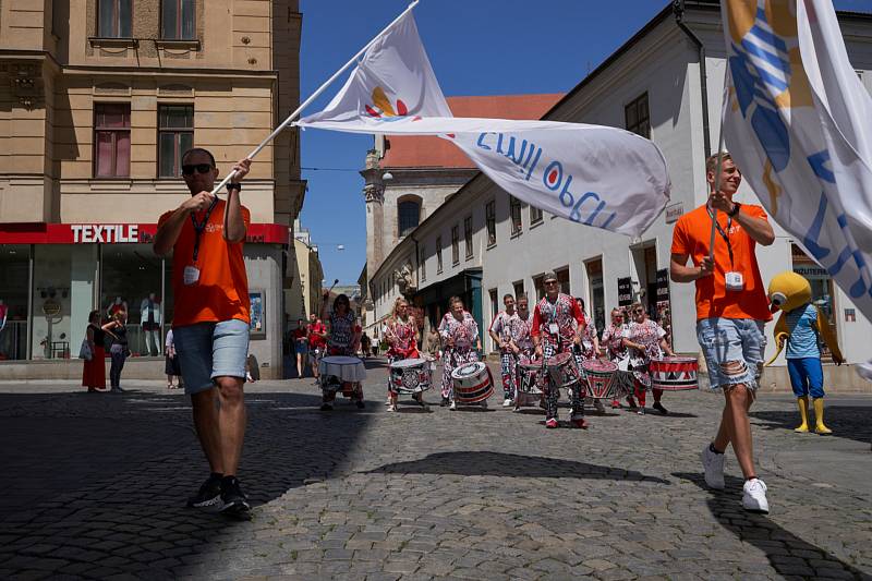 Letní evropské hry handicapované mládeže Emil Open začaly ve středu slavnostním zahajovacím ceremoniálem, na němž nechyběl průvod vlajkonošů, pochod bubeníků centrem Brna ani tradiční benefiční show Jana Krause Z očí do očí.