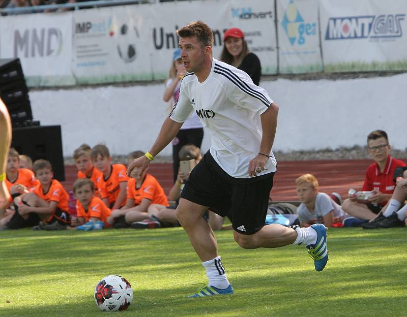 V sobotu se viceprezident Juventusu a držitel Zlatého míče Pavel Nedvěd s bývalými reprezentačními parťáky a kamarády zúčastnil oslav výročí sta let třetiligového klubu a křtu nové umělé trávy.