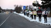 Protest aktivistů skupiny Brno Chicken Save v Modřicích proti zabíjení zvířat.