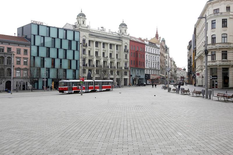 Brno 20.3.2020 - město po vyhlášení zákazu pohybu bez ochrany ústa nosu.