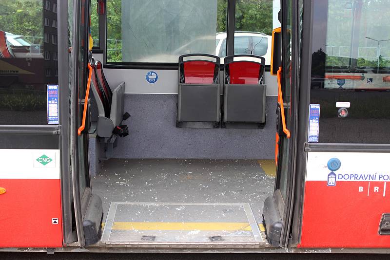 Osobní auto se srazilo v pátek odpoledne v brněnské Novolíšeňské ulici s autobusem. Zranili se čtyři lidé.