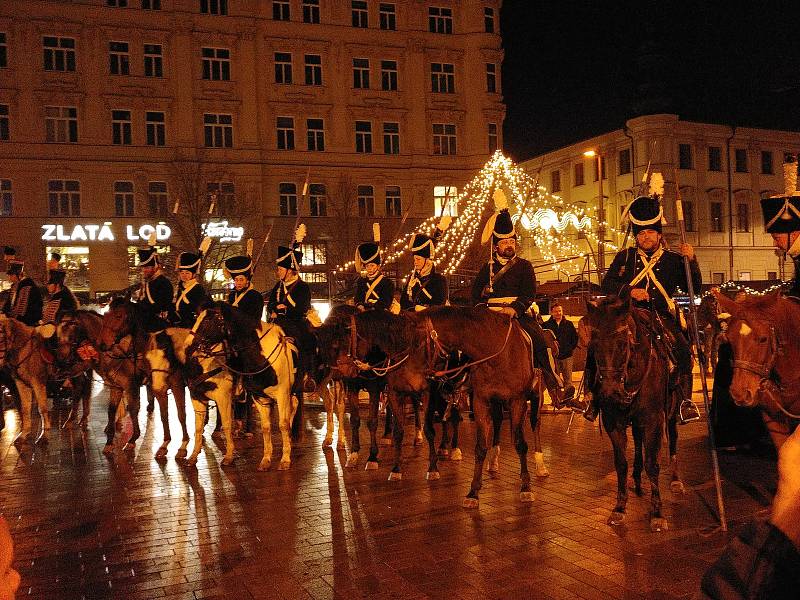 Brnem prošel průvod vojáků z napoleonských dob. V Denisových sadech uctili památku těch, kteří padli při bitvě tří císařů u Slavkova.