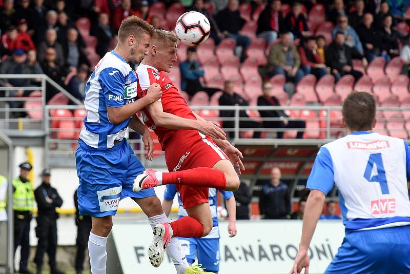 21. kolo druhé ligy mezi domácí FC Zbrojovkou Brno (v červeném) proti FK Ústí nad Labem.