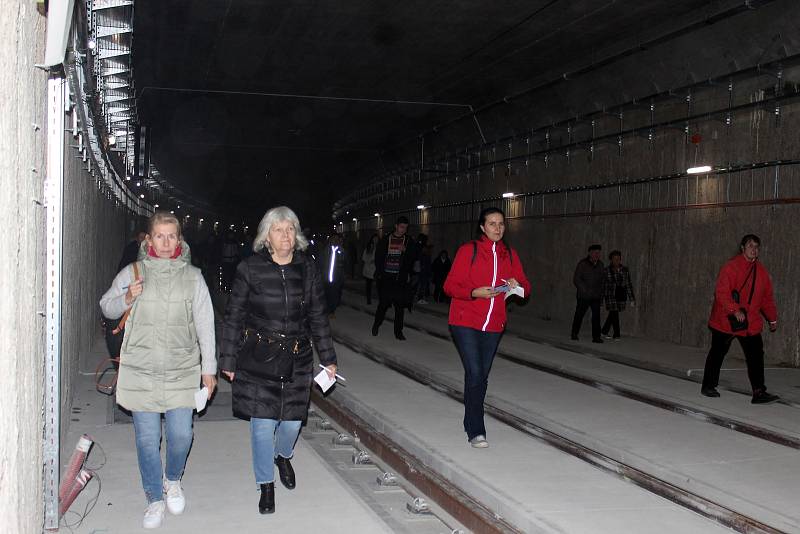 Necelý měsíc před zprovozněním nové trati z Osové k univerzitnímu kampusu v brněnských Bohunicích měli lidé v úterý odpoledne možnost projít si nejdelší tramvajový tunel v České republice. Přišly davy.