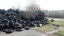 Stovky pneumatik lidé nelegálně nechali v brněnských Židenicích. Jsou v ulici Pod sídlištěm.