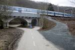 Lávka přes řeku Svitavu. Devětačtyřicet metrů dlouhá konstrukce je uchycená na železničním mostu. 