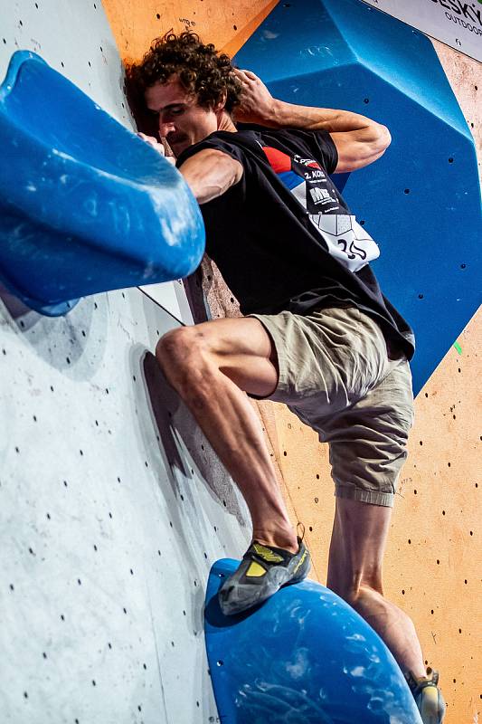 Brněnský lezec Adam Ondra patří ke špičce sportovního lezení.