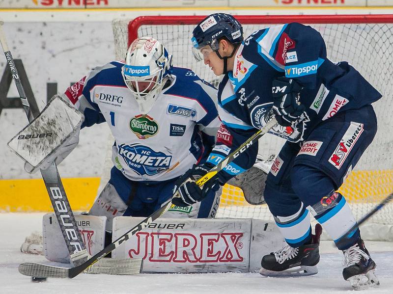 Hokejisté brněnské Komety (v bílém) podlehli Liberci ve 23. kole extraligy 3:4.