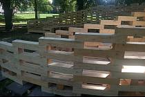 V parku u Alberta ve Tkalcovské ulici vznikla nový netradiční dřevěná stavba.