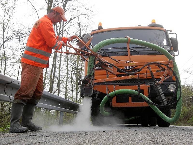 Letošní plánované opravy krajských silnic na jižní Moravě budou stát půl miliardy. Silničáři už pracují například na brněnské Rakovecké silnici. 