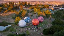 Festival planet v Brně ukazuje návštěvníkům nafukovací modely čtyř vesmírných těles.