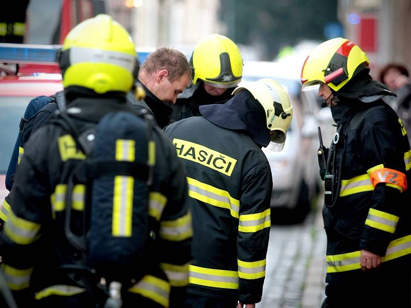 K požáru rodinného domu v brněnských Žabovřeskách vyjížděli hasiči ve čtvrtek v podvečer. Tři lidi, kteří se nadýchali kouře, odvezli záchranáři do nemocnice.