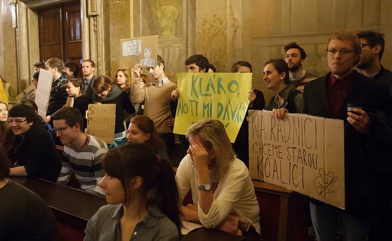 Na jednání brněnského zastupitelstva si několik demonstrantů přineslo transparenty na podporu stávající koalice. V sále vystoupil i krajně pravicový politik Miroslav Sládek, po jeho proslovu ovšem následoval nesouhlasný pískot.