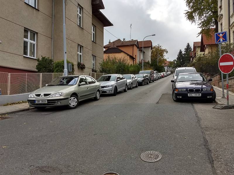 Druhá vlna rezidentního parkování zalila ve čtvrtek další tři oblasti Brna. Auta zóny vytlačily na jejich hranice, kde ale ucpávají ulice. Na fotografii je Jiříkovského ulice. Autor: Marek Hadrbolec