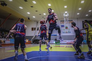 V posledním kole Národní basketbalové ligy brněnští basketbalisté (v tmavém) zvítězili v Ústí nad Labem 109:93.
