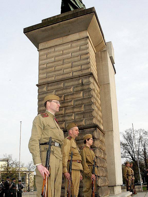 Vojenská přehlídka v Brně připomenula výročí osvobození Brna na konci Druhé světové války.