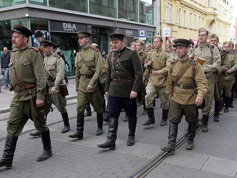 Vojenská přehlídka v Brně připomenula výročí osvobození Brna na konci Druhé světové války.