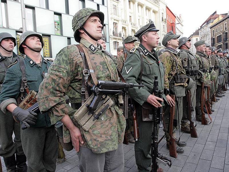 Vojenská přehlídka v Brně připomenula výročí osvobození Brna na konci Druhé světové války.