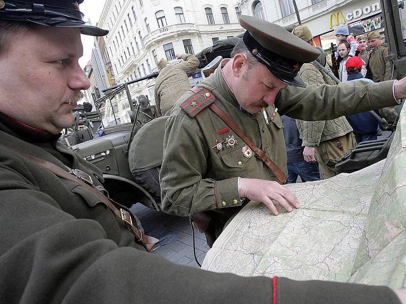 Vojenská přehlídka v Brně připomenula výročí osvobození Brna na konci Druhé světové války.