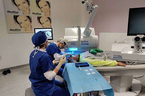Oční operace nejrychlejším a nejmodernějším očním laserem na světě. V Česku ho má pouze jedna klinika.