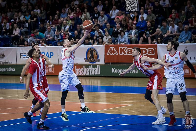 Brněnští basketbalisté (v bílém) před víc než tisíci diváky porazili Pardubice 83:71.