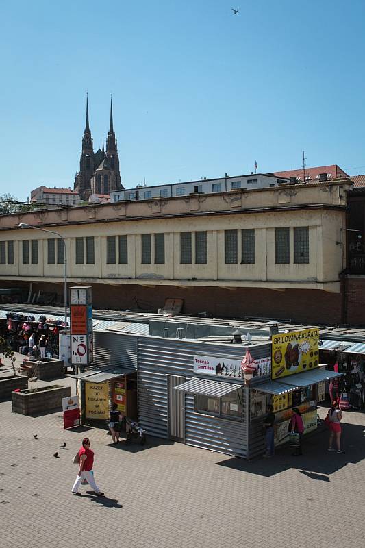 Trhovci postupně opouštějí prostor mezi podchodem pod brněnským hlavním nádražím a obchodním domem Tesco.