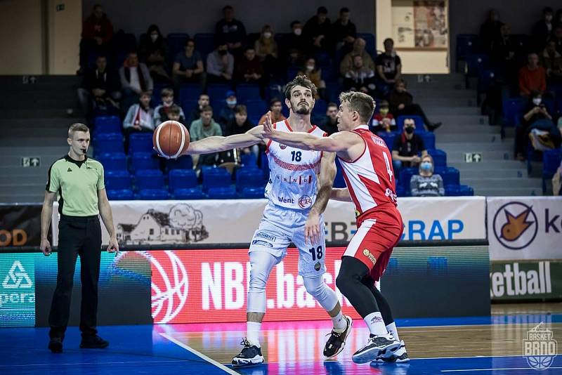 Basket Brno oslavil výroční brněnského basketbalu vítězstvím nad Pardubicemi.