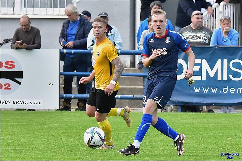 Rosičtí fotbalisté (ve žlutém) vyhráli v Blansku 1:0.