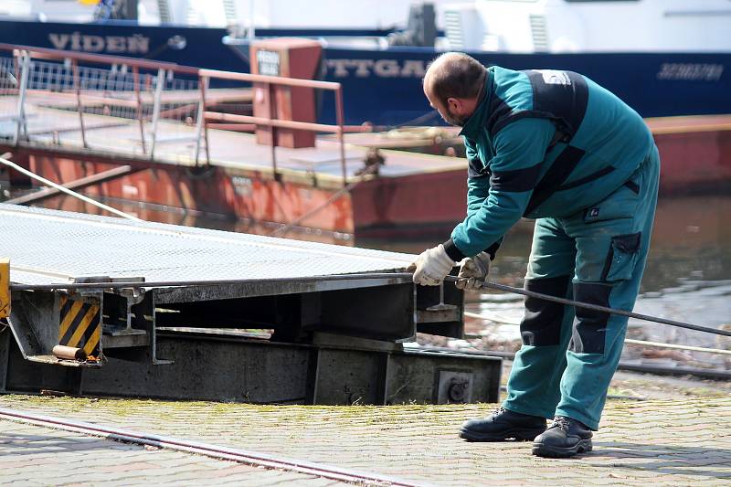 Lidé se na Pryglu mohou svézt i lodí Utrecht. Takhle putovala na hladinu na jaře loňského roku. 