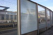 Vandalové třikrát za poslední měsíc rozbili protihlukovou stěnu v Plotní ulici v Brně. Foto: DPMB