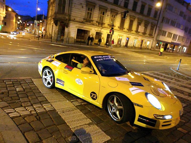 První den letošního ročníku závodu luxusních aut Diamond Race zakončili účastníci ve čtvrtek kolem osmé hodiny večer u hotelu Comsa na Šilingrově náměstí v Brně.