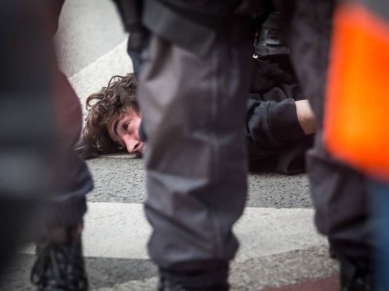 Někteří odpůrci Dělnické mládeže při blokádě prvomájové demonstrace zaměstnali policii.