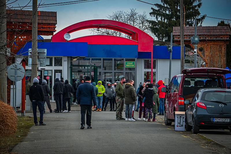 I přes hraniční přechod Vyšné Německé - Velké Slemence přichází na Slovensko z Ukrajiny lidé vyhnaní válkou.