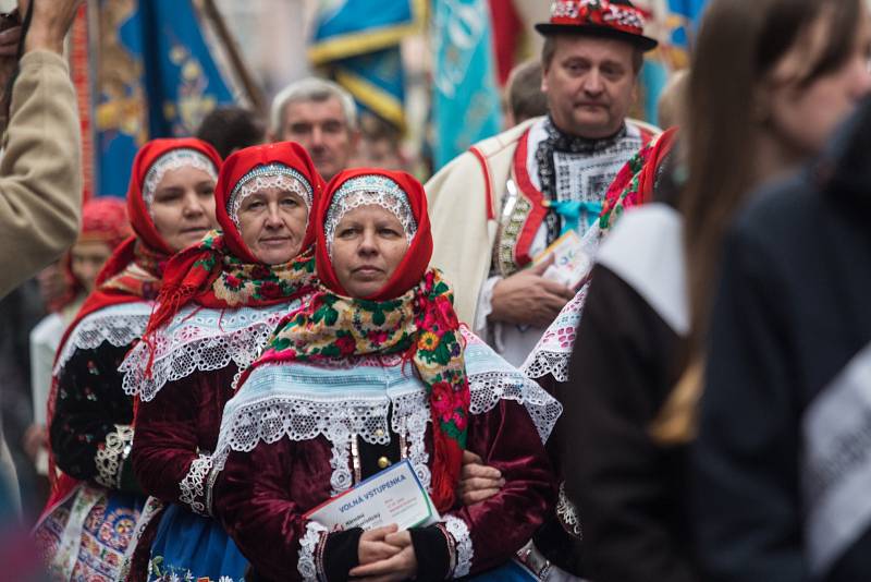 Davy věřících zaplnily v sobotu před polednem brněnské náměstí Svobody. Ke společné mši se sešlo kolem pětadvaceti tisíc lidí. Setkáním vyvrcholil první ročník národního eucharistického kongresu v České republice.