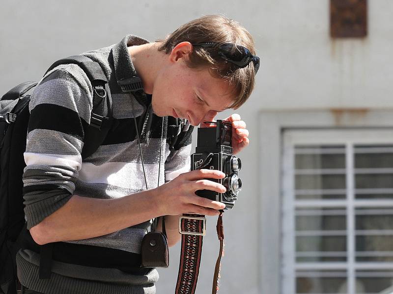 Na třicet nadšenců českého fotoaparátu Flexaret se sešlo v sobotu dopoledne u stejnojmenné brněnské kavárny. Společně se vydali toulat po zákoutích Brna, aby zachytili zajímavé a jedinečné snímky.