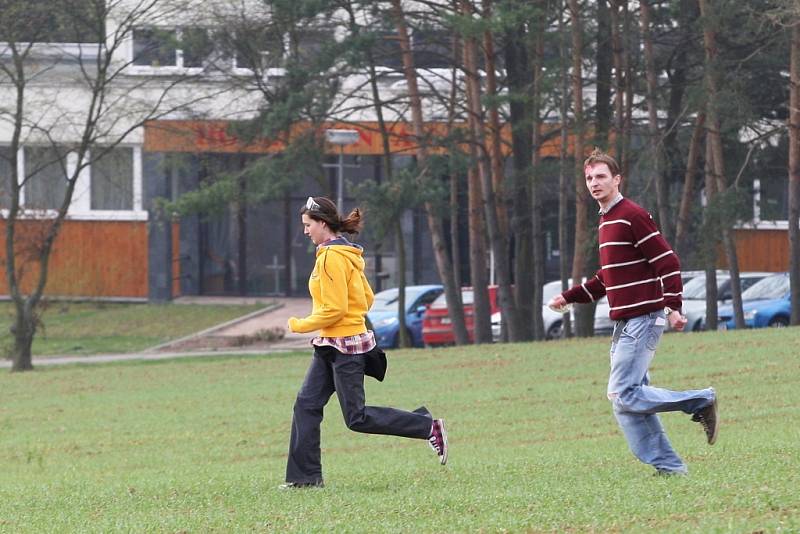 Středoškoláky ze zdravotnických škol přepadl na kurzu v hotelu ozbrojený muž. Šlo však o cvičení, které pro ně připravili záchranáři