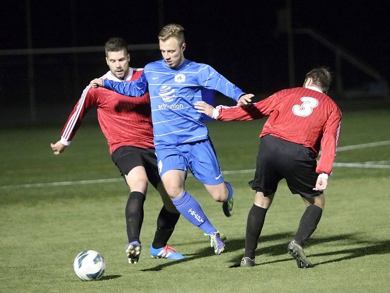 RKM Tripoli (v modrém) v duelu 1. DRFG Ligy Brněnského svazu malé kopané proti Retru vybojovalo remízu 5:5. Retro (v červeném) mělo přitom domácí Tripoli na lopatě a směle si mohlo odnést i vítězství. 