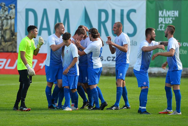 Fotbalisté Rousínova (na snímku v zelených dresech) vyhráli finále krajského poháru proti Kuřimi na penalty. Duel se hrál v Drnovicích.