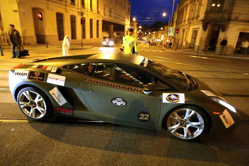 První den letošního ročníku závodu luxusních aut Diamond Race zakončili účastníci ve čtvrtek kolem osmé hodiny večer u hotelu Comsa na Šilingrově náměstí v Brně.