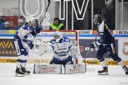 Tři body si z ledu nebezpečného Liberce (v modrém) v předposledním kole základní části extraligy přivezli hokejisté Komety Brno (v bílém).